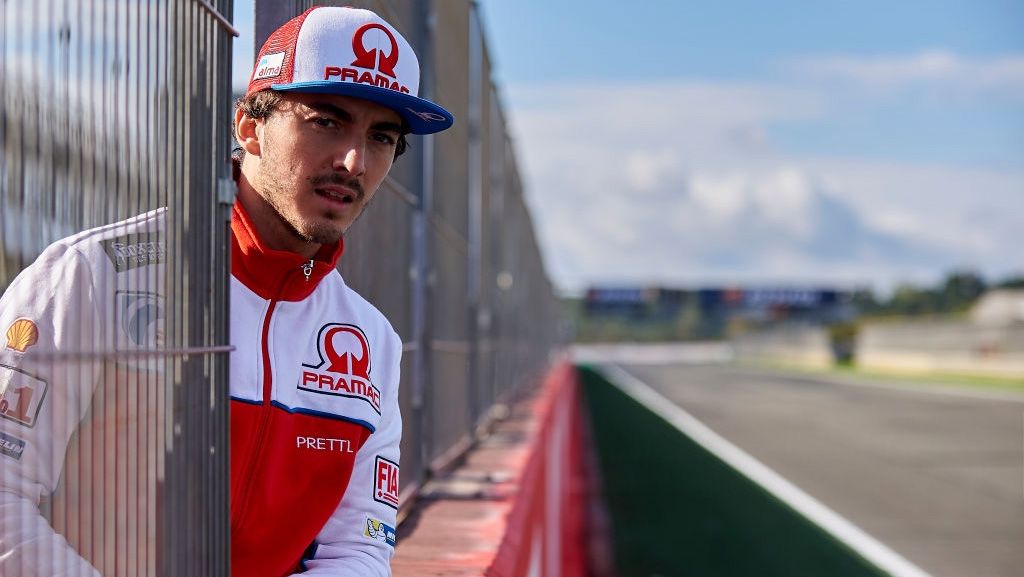 Pembalap tim satelit Pramac Racing, Francesco Bagnaia berhasil keluar sebagai juara di balapan MotoGP Virtual pada Minggu (12/04/20) malam WIB. Copyright: © Getty Images