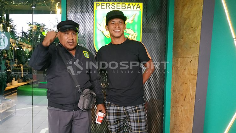 Osvaldo Haay dan ayahnya Sebastian B. Haay. Saat berada di Kantor Persebaya Surabaya, Sutos. Kamis (31/1/19). Copyright: © Fitra Herdian/INDOSPORT
