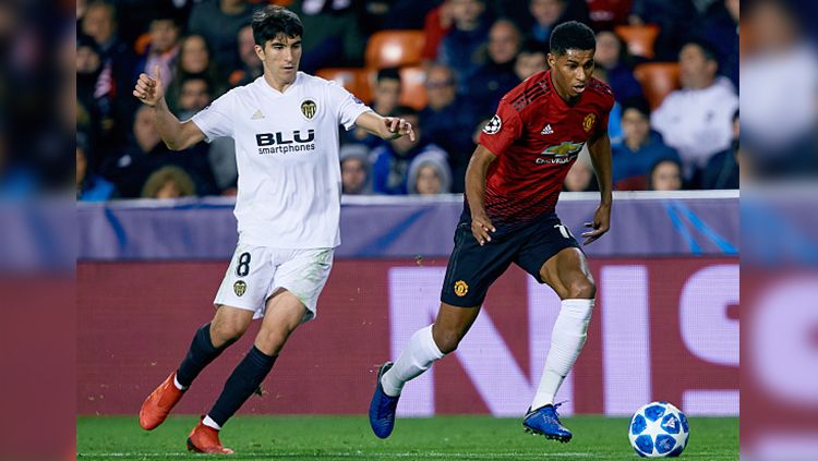 Carlos Soler (kiri) saat sedang berusaha menghentikan Rashford Copyright: © Getty Images