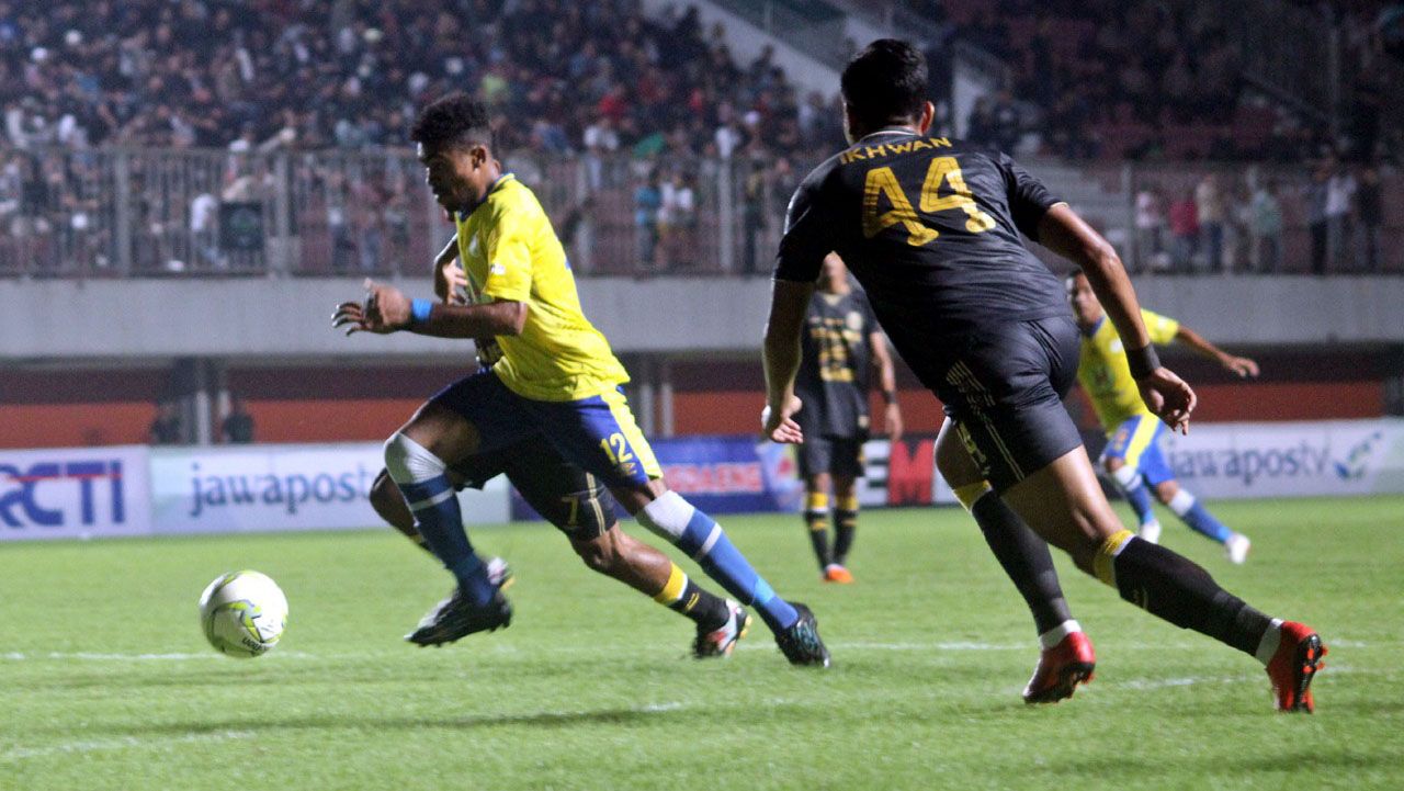 Pemain Barito Putera, Yakob Sayuri beradu kecepatan dengan pemain PSS Sleman dalam laga leg kedua babak 32 besar Piala Indonesia di Stadion Maguwoharjo, Sleman, Kamis (31/01/19). Copyright: © Ronald Seger/INDOSPORT