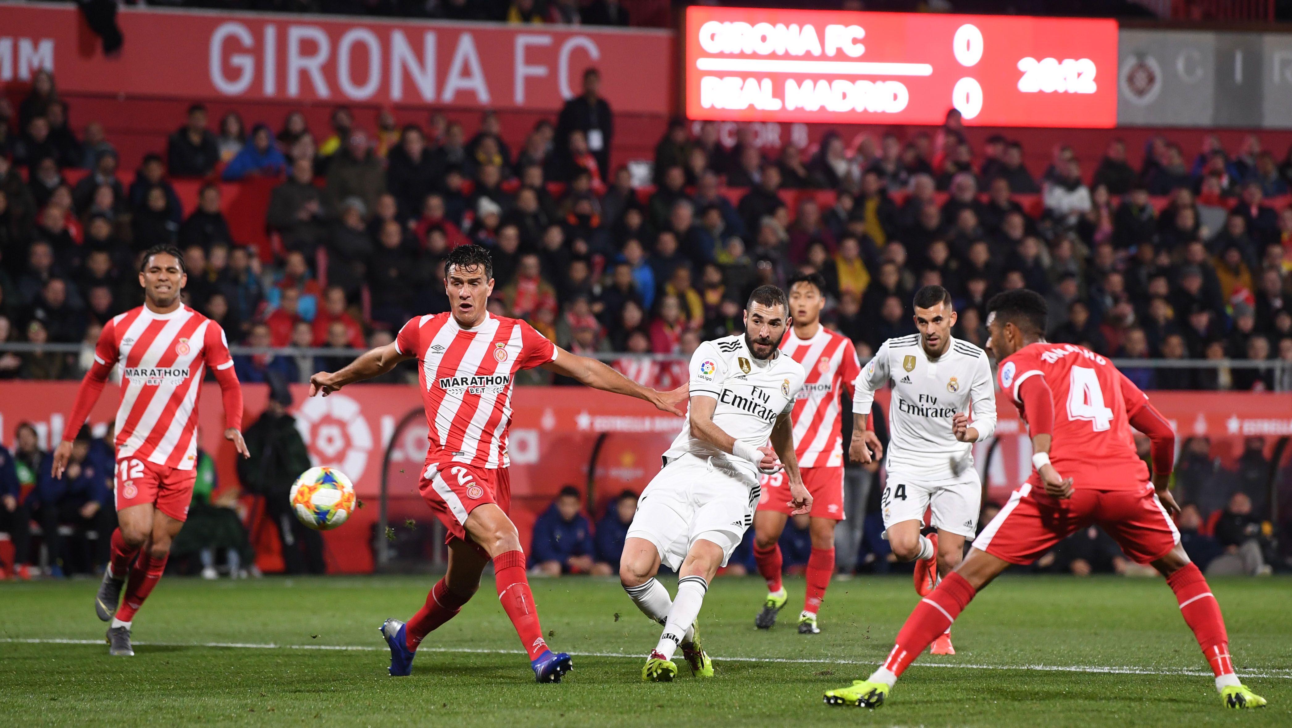 Benzema (tengah) melepaskan tendangan ke arah gawang Girona. Copyright: © GettyImages