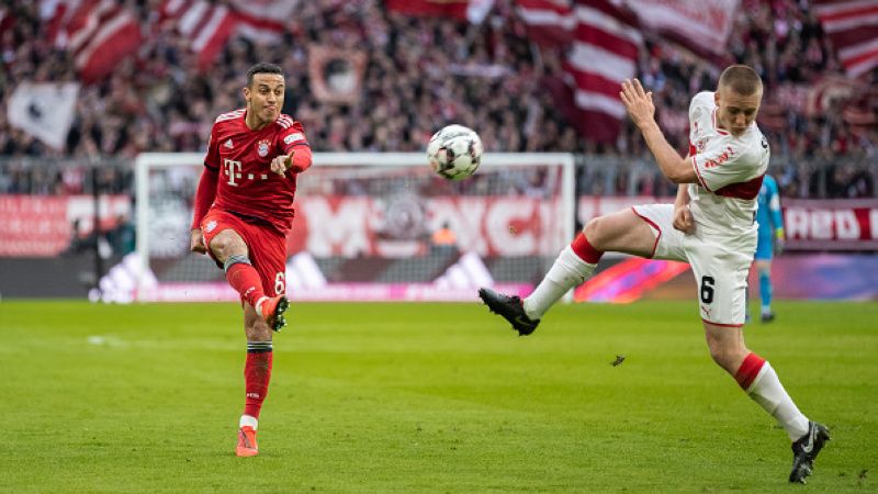 Thiago Alcantara frustasi dengan penampilan rekan setimnya saat Bayern Munchen hanya bermain imbang tanpa gol melawan RB Leipzig Copyright: © INDOSPORT