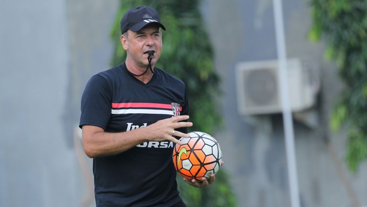 Ketiga pelatih asing yang melamar yakni mantan arsitek klub Liga 1 asal Austria, Hans-Peter Schaller Copyright: © INDOSPORT