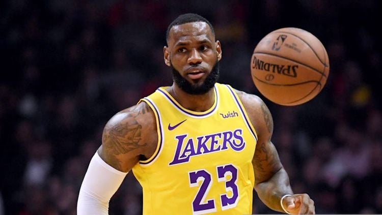 Megabintang LA Lakers, LeBron James melakukan aksi mulia di tengah-tengah pandemi virus Corona. Pemain berjuluk King James itu akan membagikan makanan. Copyright: © GettyImages