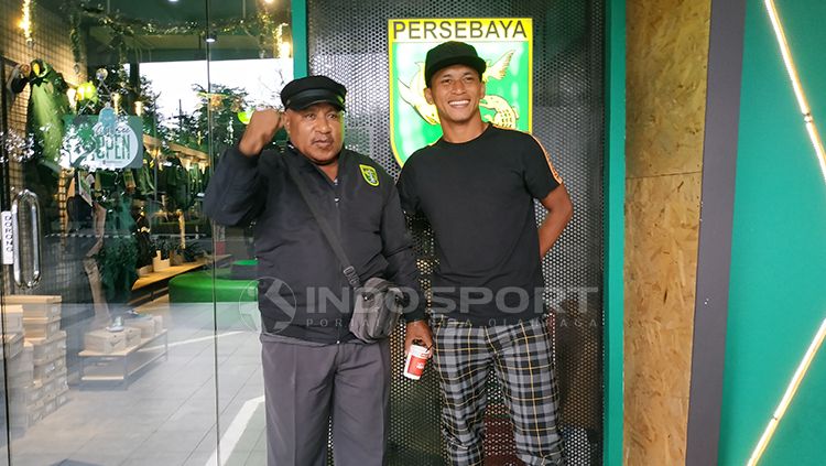Osvaldo Haay dan sang ayah ditemui INDOSPORT di kantor Persebaya. Copyright: © Fitra Herdian/INDOSPORT