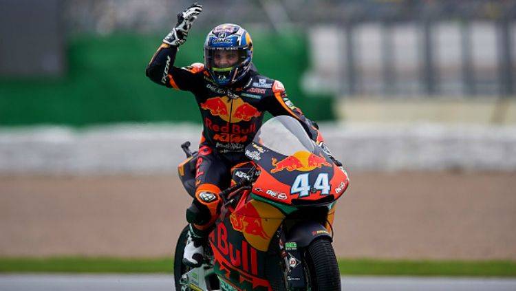 Miguel Oliveira berhasil mempersembahkan kemenangan pertama untuk KTM setelah ia lebih cepat dari Johann Zarco dan Fabio Quartararo di MotoGP Catalunya 2021. Copyright: © GettyImages