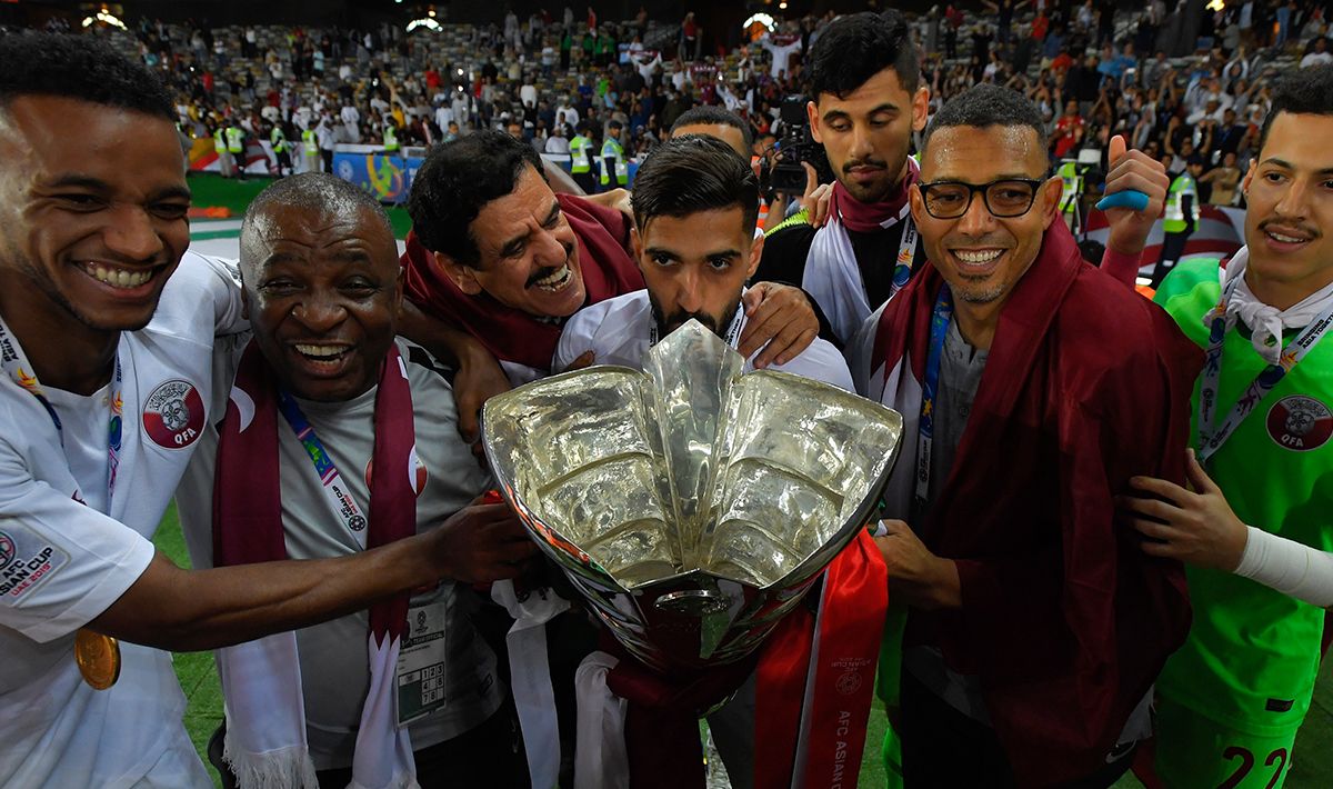 Kegembiraan pemain Timnas Qatar bersama trofi Piala Asia melawan Jepang di Stadion Zayed Sports City pada (01/02/19) di Abu Dhabi, Uni Emirat Arab. Copyright: © GettyImages