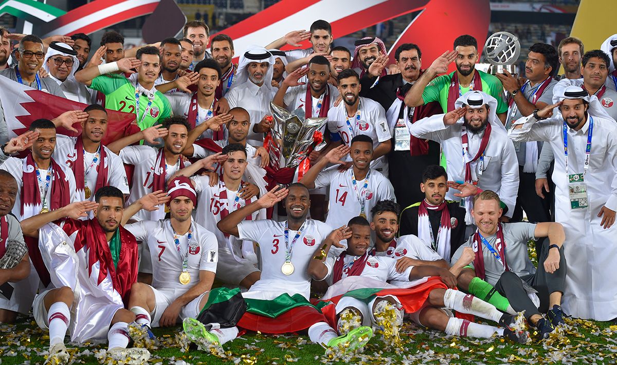 Tim Qtara melakukan hormat dalam sesi foto sebagai juara Piala Asia melawan Jepang di Stadion Zayed Sports City pada (01/02/19) di Abu Dhabi, Uni Emirat Arab. Copyright: © GettyImages