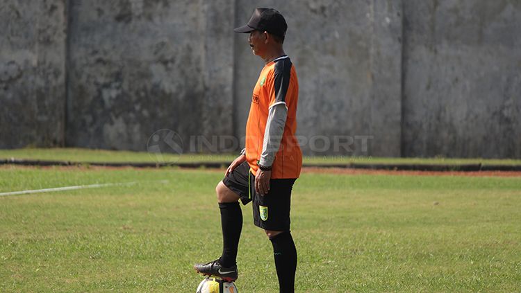 Djajang Nurdjaman memperhatikan pemainnya latihan di Lapangan Jenggolo, Sidoarjo. Sabtu (2/2/19). Copyright: © Fitra Herdian/Indosport