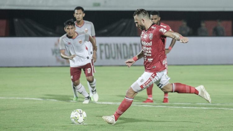 Striker Bali United Ilija Spasojevic mengeksekusi penalti ke gawang Blitar United di Piala Indonesia 2018/2019, Jumat (01/02/19). Copyright: © Media Bali United