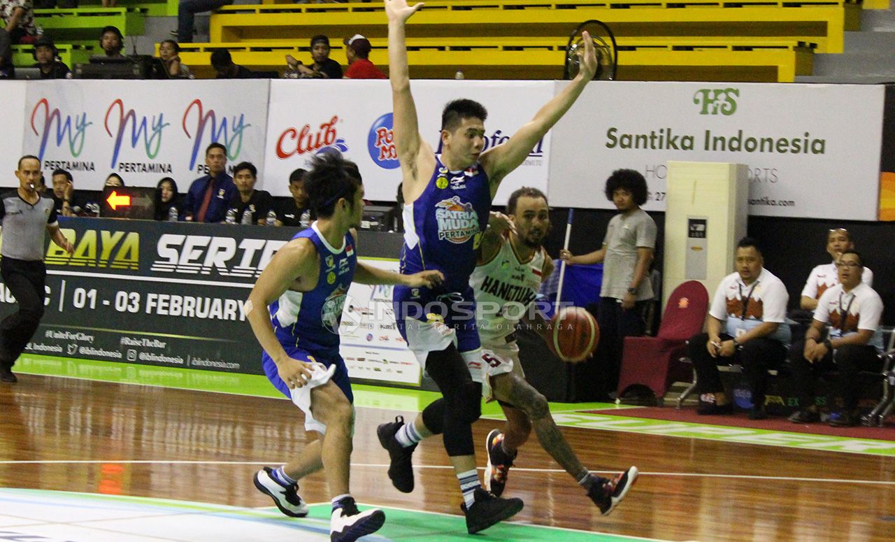 Pemain Satria Muda berusaha memblok fast break Hang Tuah. Sabtu (2/2/19). Copyright: &copy; Fitra Herdian/Indosport.com