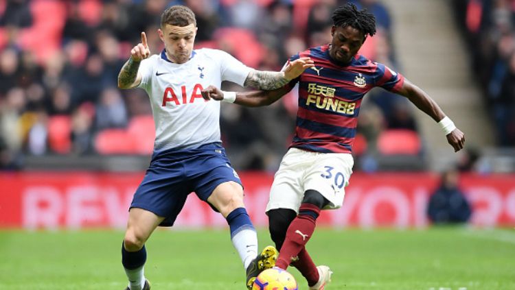 Kieran Trippier berusaha merebut bola. Copyright: © Getty Images