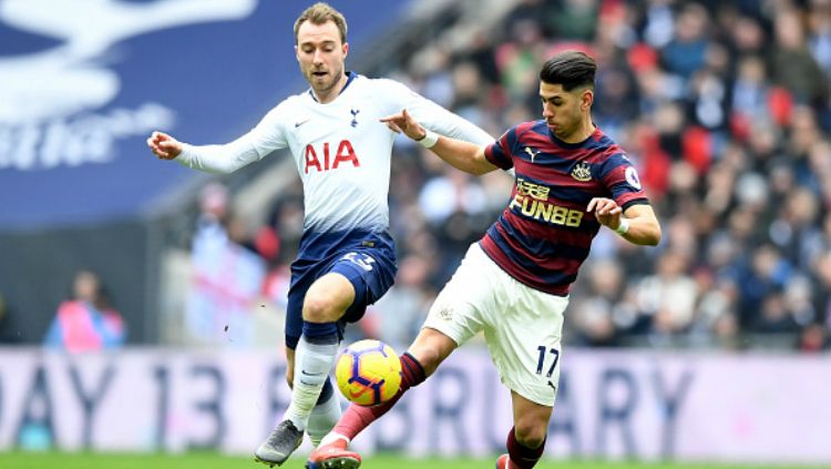 Christian Eriksen tengah berebut bola. Copyright: © Getty Images