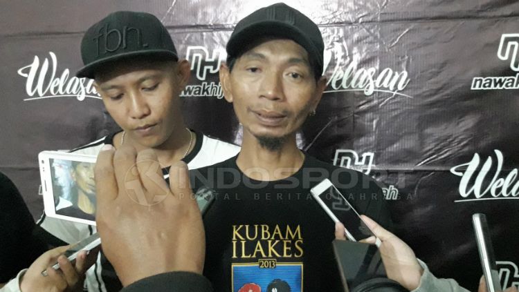 Dirijen Aremania, Yuli Sumpil, tak sadarkan diri saat laga Persija Jakarta vs Arema FC. Copyright: © Ian Setiawan/INDOSPORT