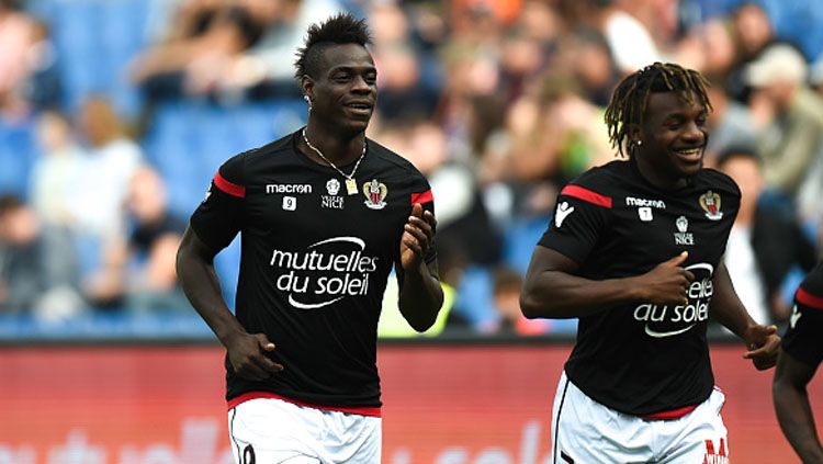 Allan Saint-Maximin (kanan), gelandang serang OGC Nice saat bersama mantan rekannya, Mario Balotelli. Copyright: © GettyImages