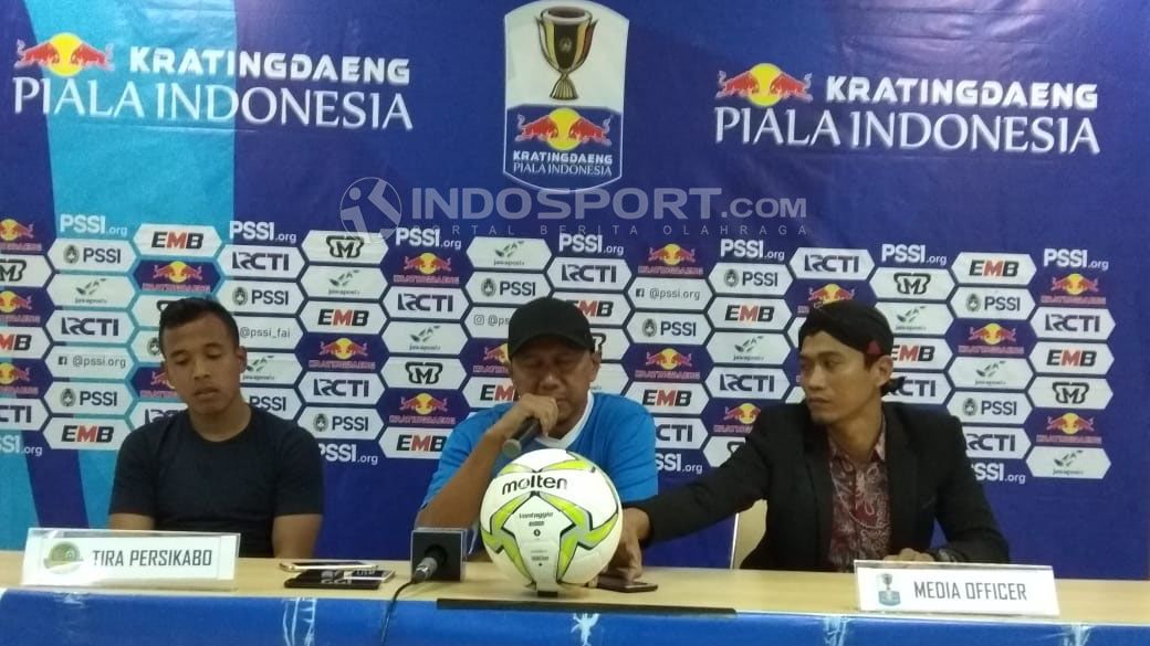 Pelatih Tira Persikabo, Rahmad Darmawan, memberikan komentar pasca meraih kemenangan dari Semen Padang Copyright: © Zainal Hasan/Indosport.com