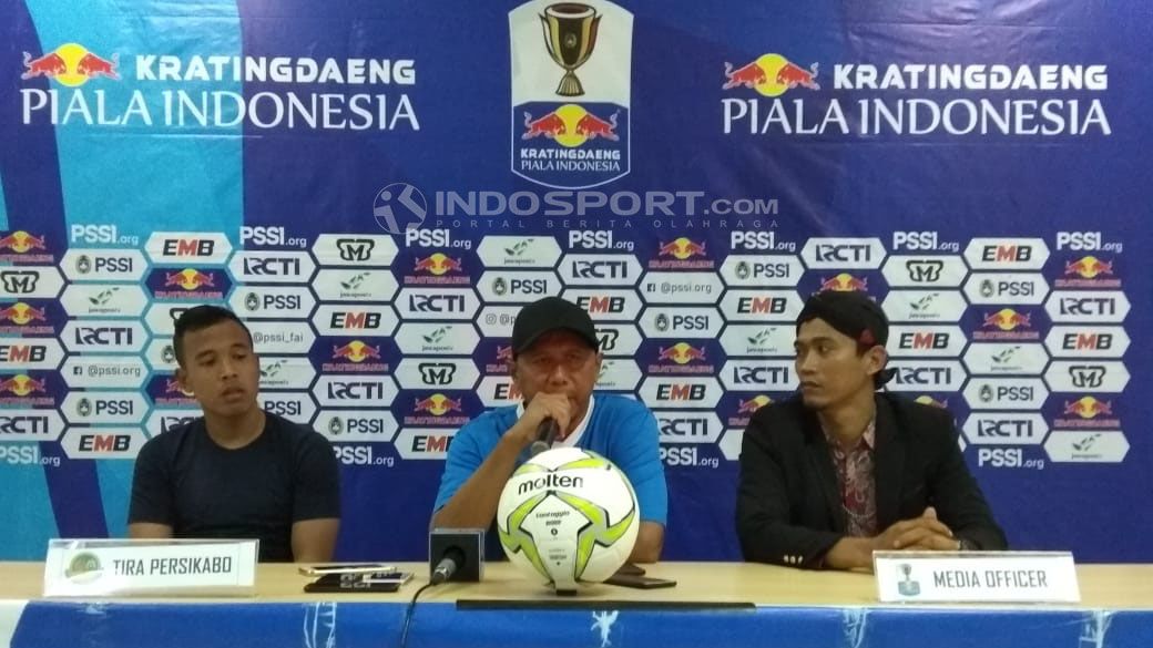 Pelatih Tira Persikabo, Rahmad Darmawan, memberikan komentar. Copyright: © Zainal Hasan/Indosport.com