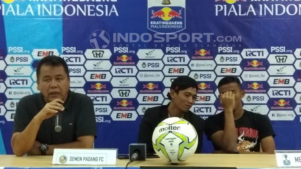 Pelatih Semen Padang, Syafrianto Rusli, memberikan pernyataan pasca timnya kalah dari PS Tira Persikabo Copyright: © Zainal Hasan/Indosport.com