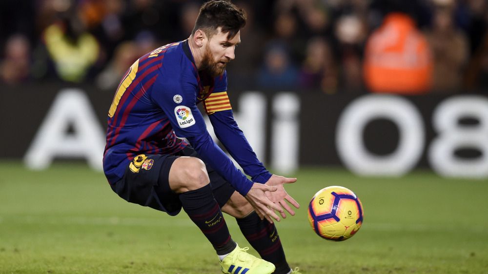Lionel Messi usai mencetak gol ke gawang Valencia Copyright: © Getty Images