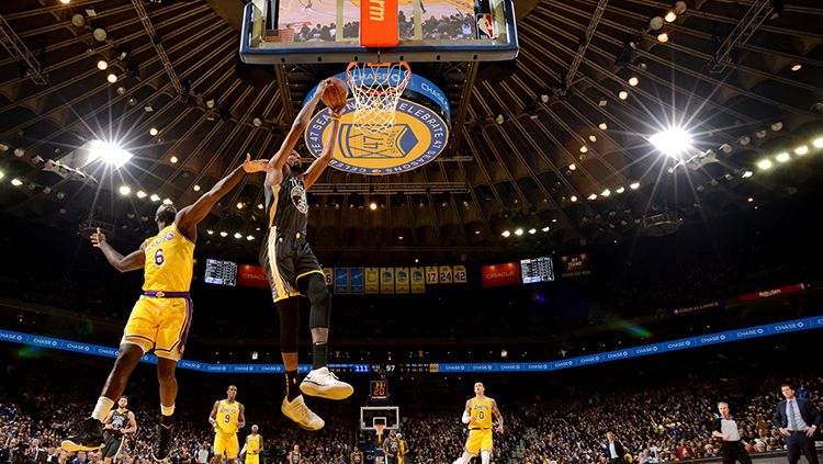 Tim basket NBA, LA Lakers menang telak dari Golden State Warriors. Copyright: © NBA.com