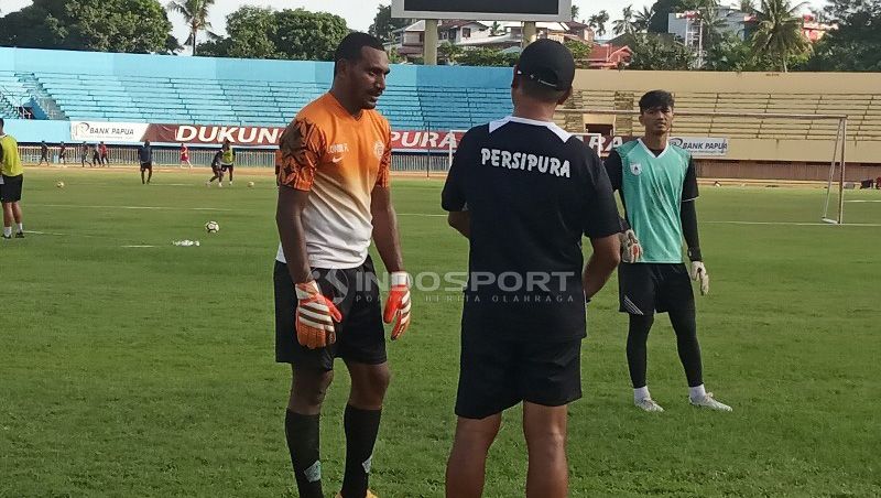 Pelatih Kiper Persipura, Alan Haviludin saat memberikan instruksi kepada Yusak Rejauw. Copyright: © Sudjarwo/Indosport.com