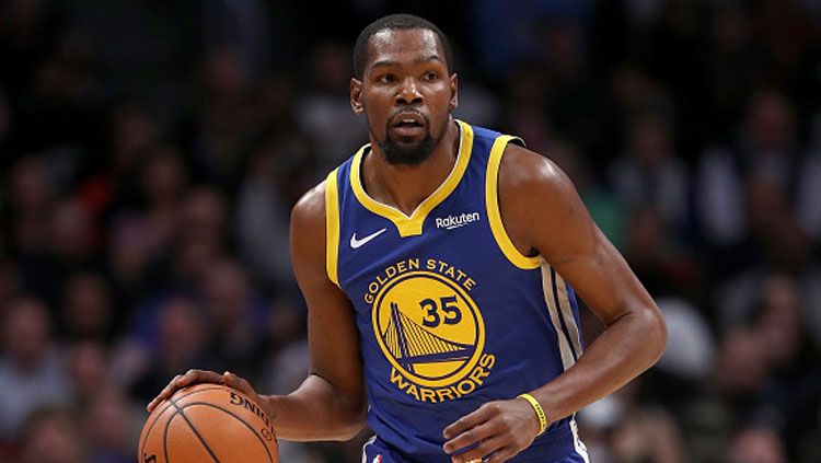 Bintang Golden State Warriors, Kevin Durant, kembali mengalami cedera saat tampil di game kelima Final NBA 2019 melawan Toronto Raptors, Selasa (11/06/19). Copyright: © GettyImages