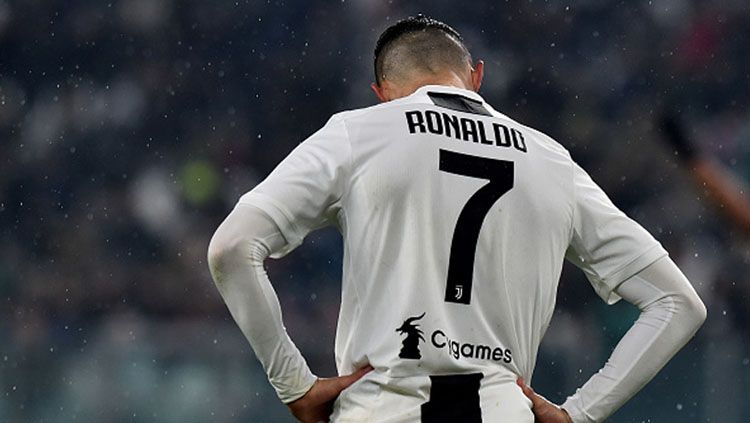 Cristiano Ronaldo, pemain megabintang Juventus tertunduk lesu saat timnya gagal meraih kemenangan melawan Parma. Copyright: © GettyImages
