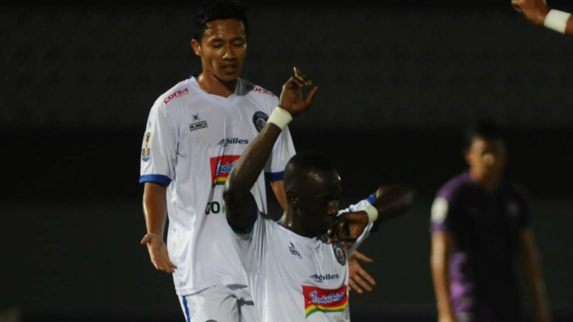 Selebrasi pemain Arema FC Makan Konate usai mencetak gol ke gawang Persita Tangerang. Copyright: © twitter.com/aremafcofficial
