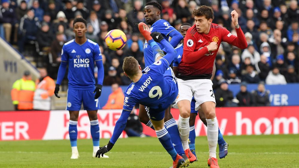 Jamie Vardy (kiri) berduel dengan pemain Man United. Copyright: © Getty Images