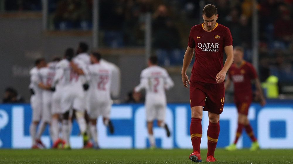 Edin Dzeko merasa kecewa AS Roma dianggap menghalangi kepindahannya ke Inter Milan. Copyright: © Getty Images