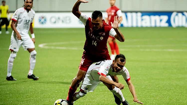 Riko Simanjuntak Persija Jakarta duel dengan Fazli Ayob Home United Copyright: © GettyImages