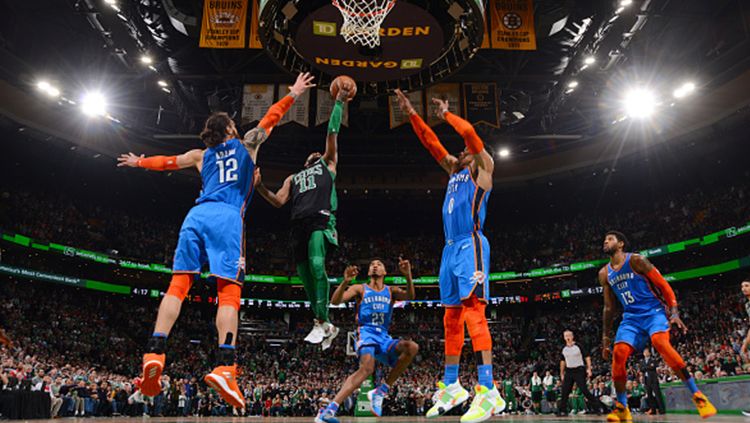 Kyrie Irving (Boston Celtics) memasukan bola ke net Oklahoma City Thunder Copyright: © GettyImages