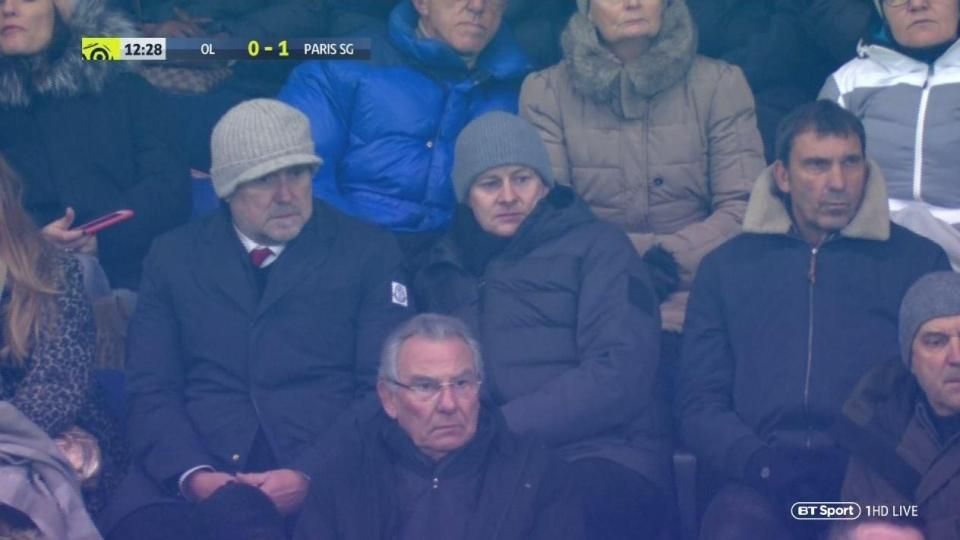 Ole Gunnar Solskajer dan Mike Phelan sedang menonton pertandingan PSG vs Lyon. Copyright: © The Sun