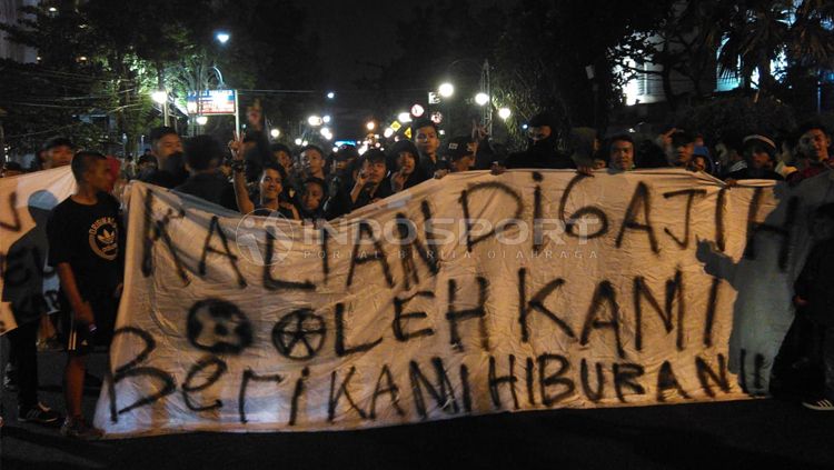 Bobotoh menggelar aksi di depan Mapolrestabes Bandung, Jalan Merdeka, Kota Bandung, Senin (04/02/2019). Copyright: © Arif Rahman/INDOSPORT