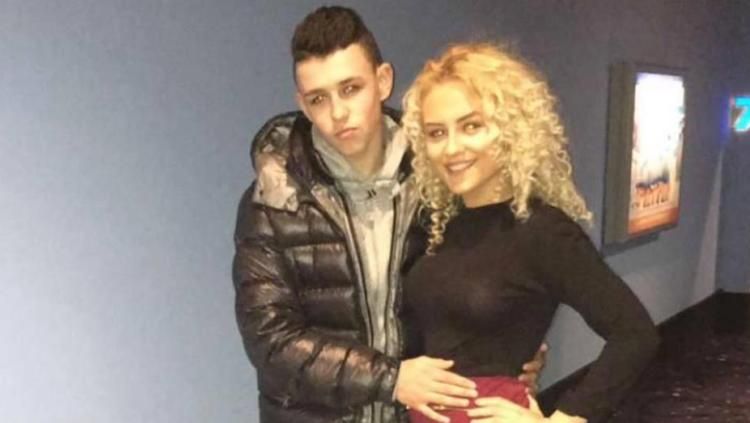 Pemain Manchester City, Phil Foden, dan kekasihnya, Rebecca Cooke, yang disudah dikaruniai anak, Ronnie, di usia belia. Copyright: &copy; The Sun