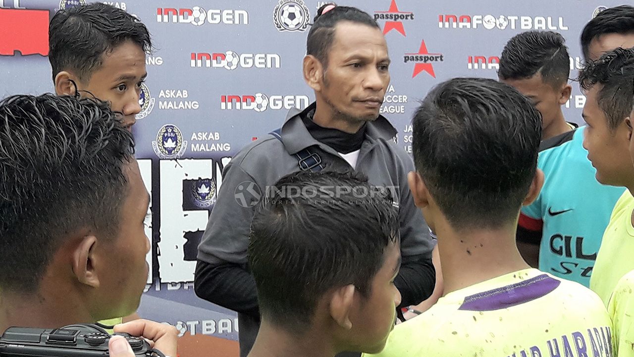 Rocky Putiray saat ikut memberi instruksi. Copyright: © Ian Setiawan/Indosport.com