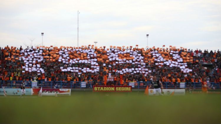 Fans Borneo di Stadion Segiri. Copyright: © Borneofc.id