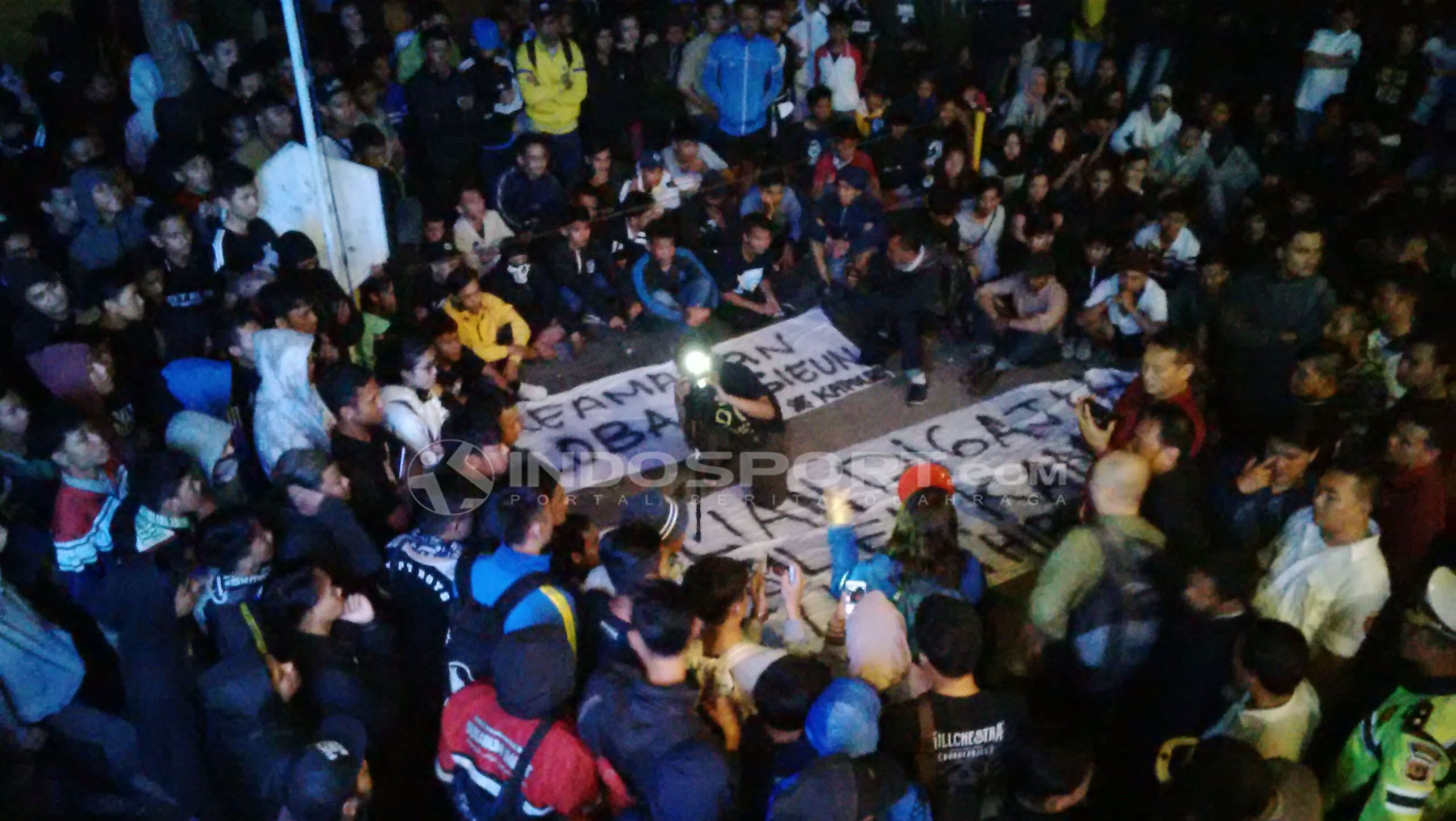 Bobotoh menggelar aksi di Graha Persib, Jalan Sulanjana, Kota Bandung, Senin (04/02/2019). Copyright: © Arif Rahman/INDOSPORT