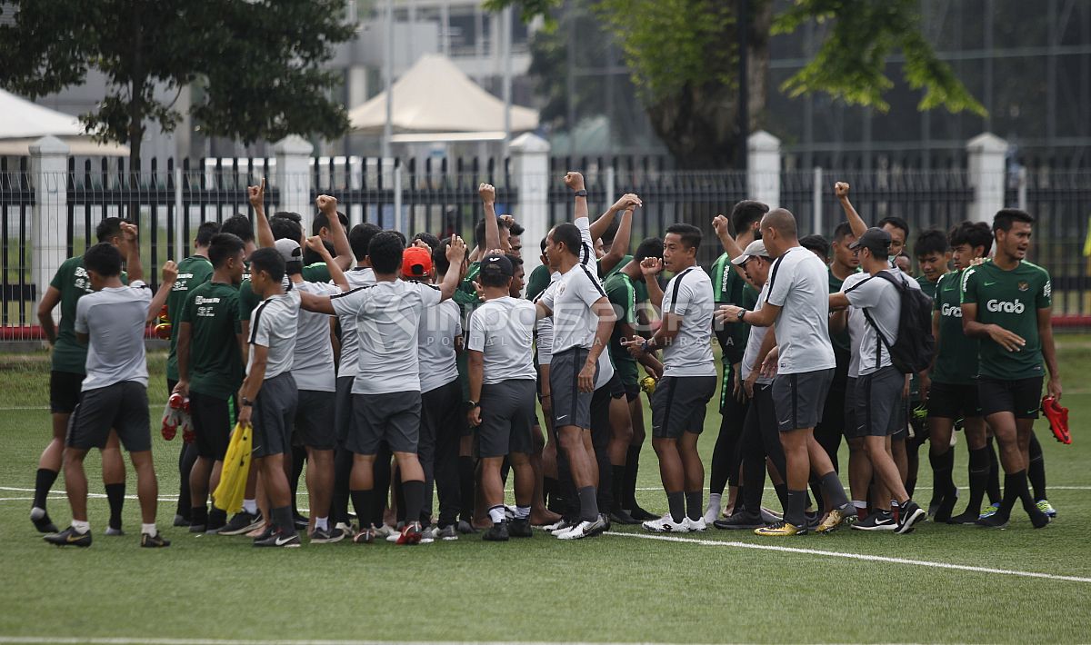 Para pemain Timnas U-22 beserta pelatih dan ofisial melakukan tos usai melakukan latihan. Copyright: © Herry Ibrahim/INDOSPORT