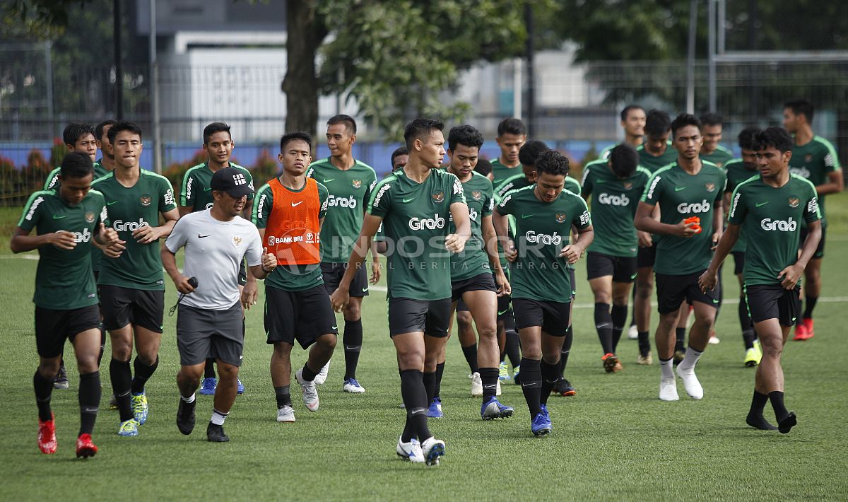 Para pemain Timnas U-22 melakukan jogging kecil usai latihan. Copyright: © Herry Ibrahim/INDOSPORT