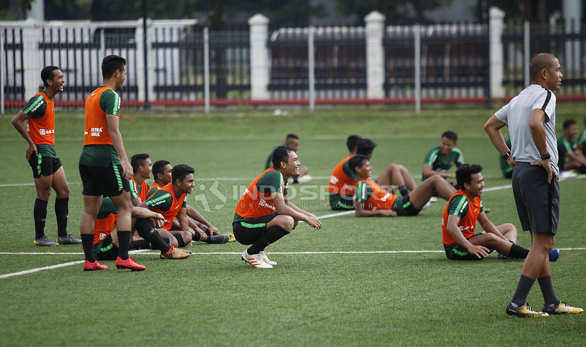 Keceriaan para pemain Timnas U-22 melihat rekannya yang mendapat giliran menendang penalti dalam latihan Copyright: © Herry Ibrahim/INDOSPORT