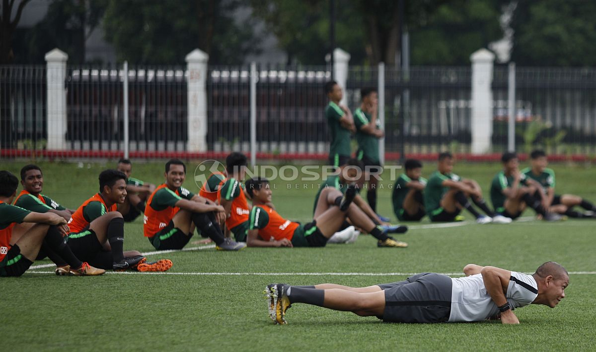 Satu pemain Timnas Indonesia sempat dilarikan ke rumah sakit. Setelah ditelusuri ternyata pemain tersebut memiliki masalah pada engkel kakinya. Copyright: © Herry Ibrahim/INDOSPORT