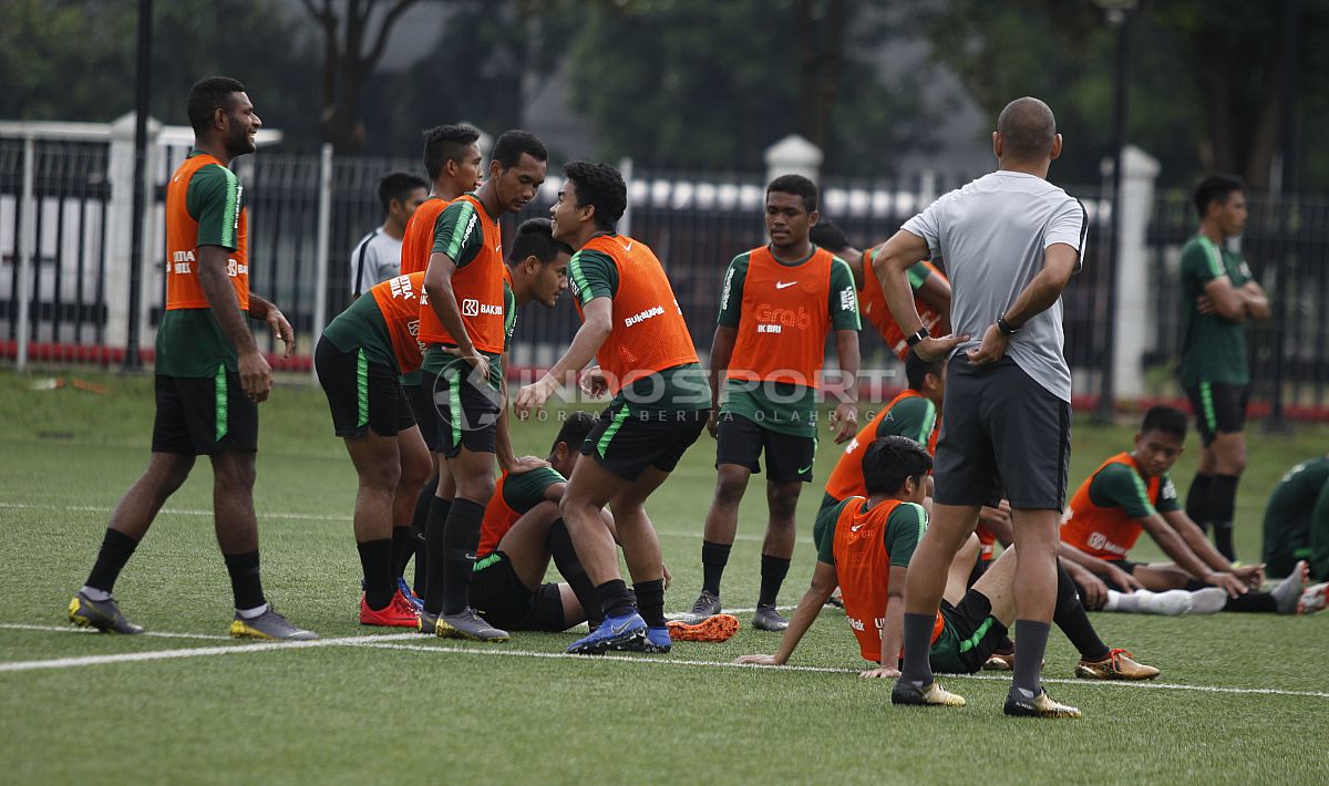 Keceriaan para pemain Timnas U-22 saat menunggu giliran menendang penalti dalam latihan. Copyright: © Herry Ibrahim/INDOSPORT