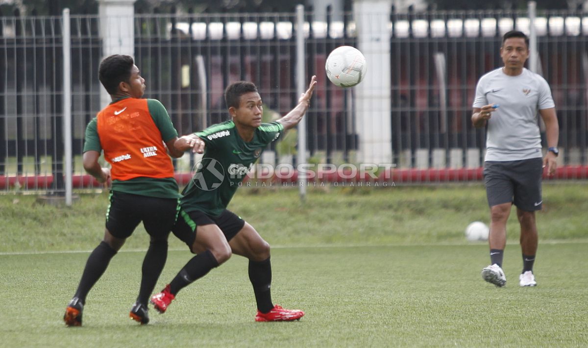 Sani Rizky (tengah) saat berebut bola dengan Billy Keraf saat latihan bersama Timnas U-22. Copyright: © Herry Ibrahim/INDOSPORT