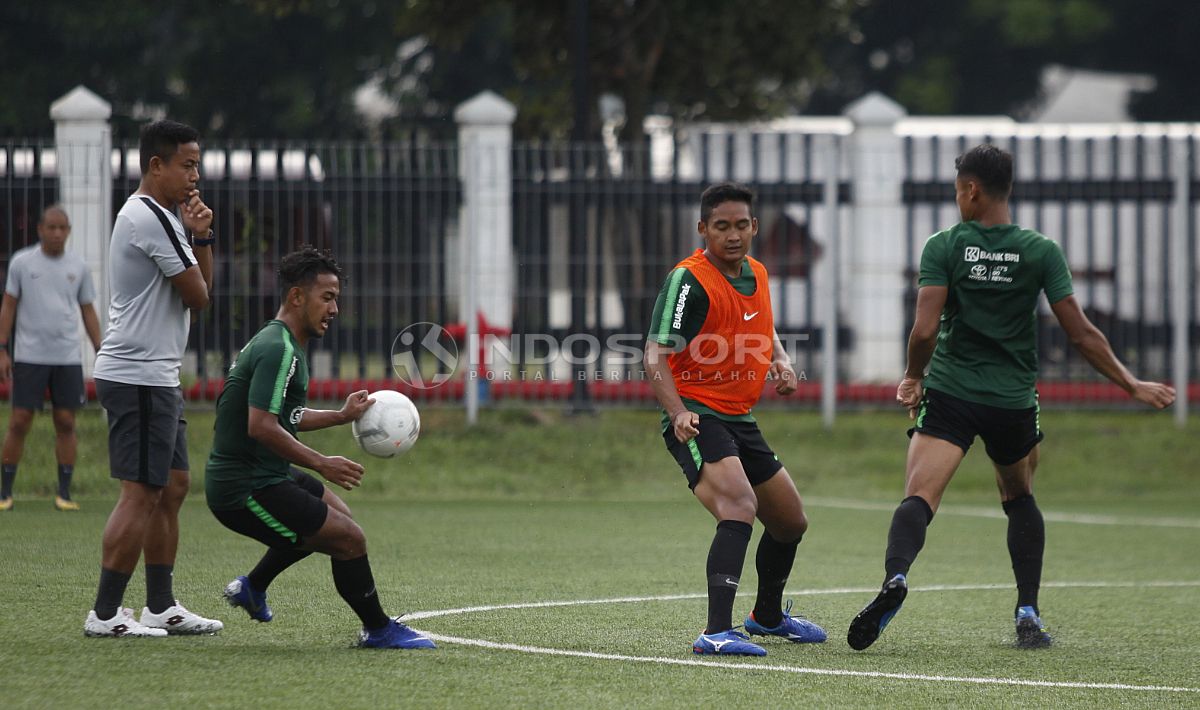 Suasana latihan pemain Timnas Indonesia U-22. Copyright: © Herry Ibrahim/INDOSPORT