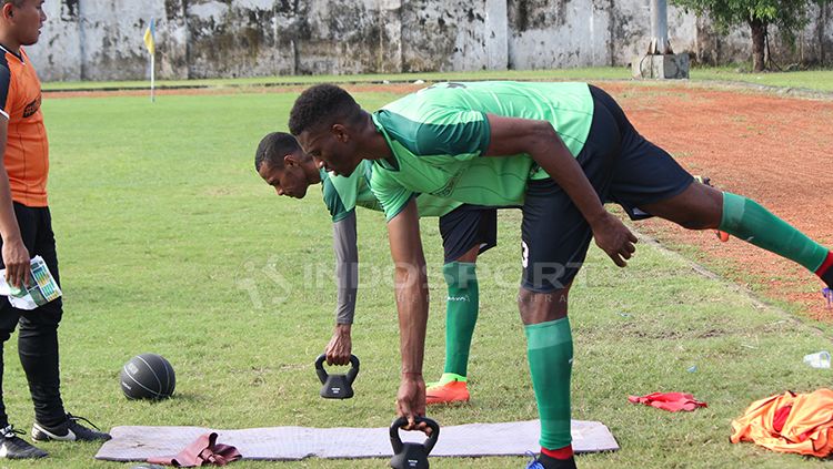 Amido Balde saat latihan terpisah di Lapangan Jenggolo, Sidoarjo. Selasa (5/2/19). Copyright: © Fitra Herdian/Indosport