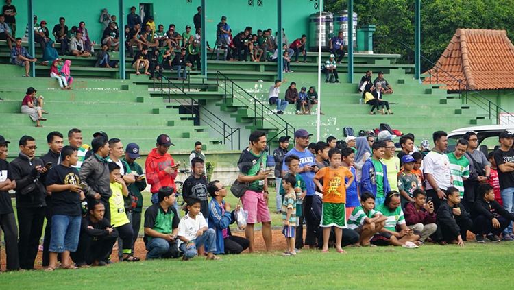 Puluhan Bonek melihat latihan Persebaya di Lapangan Jenggoli, Sidoarjo. Selasa (5/2/19). Copyright: © Fitra Herdian/Indosport
