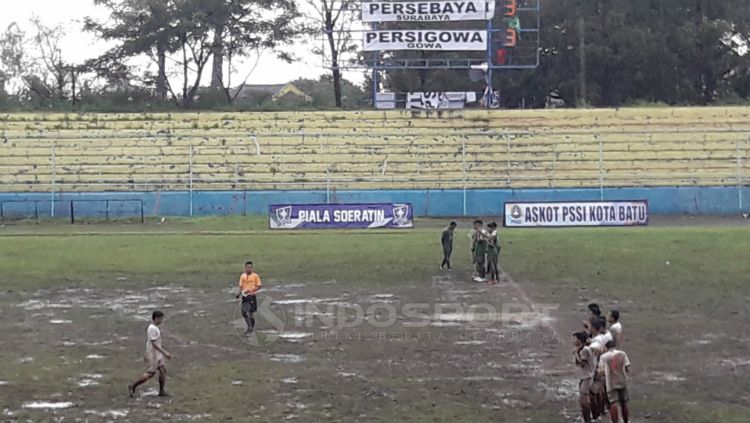 Lapangan Piala Soeratin antara Persebaya vs Persigowa. Copyright: © Ian Setiawan/INDOSPORT