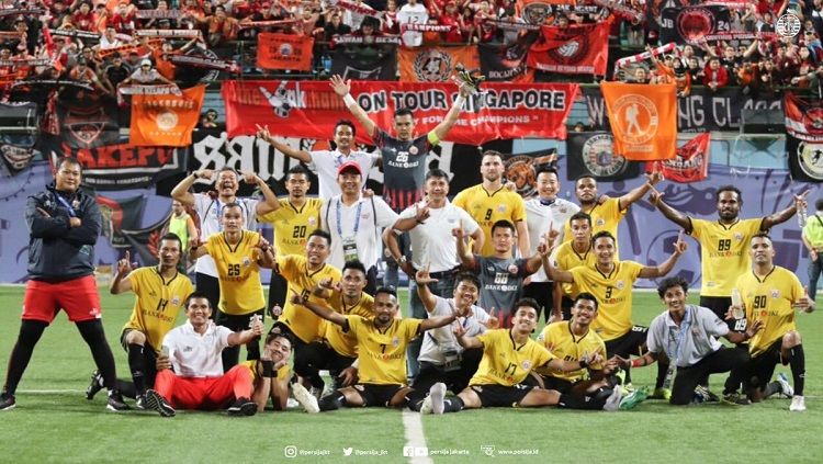 Jakmania hadir di Stadion Jalan Besar, Singapura, untuk menyaksikan laga Home United vs Persija. Copyright: © Twitter @Persija_Jkt