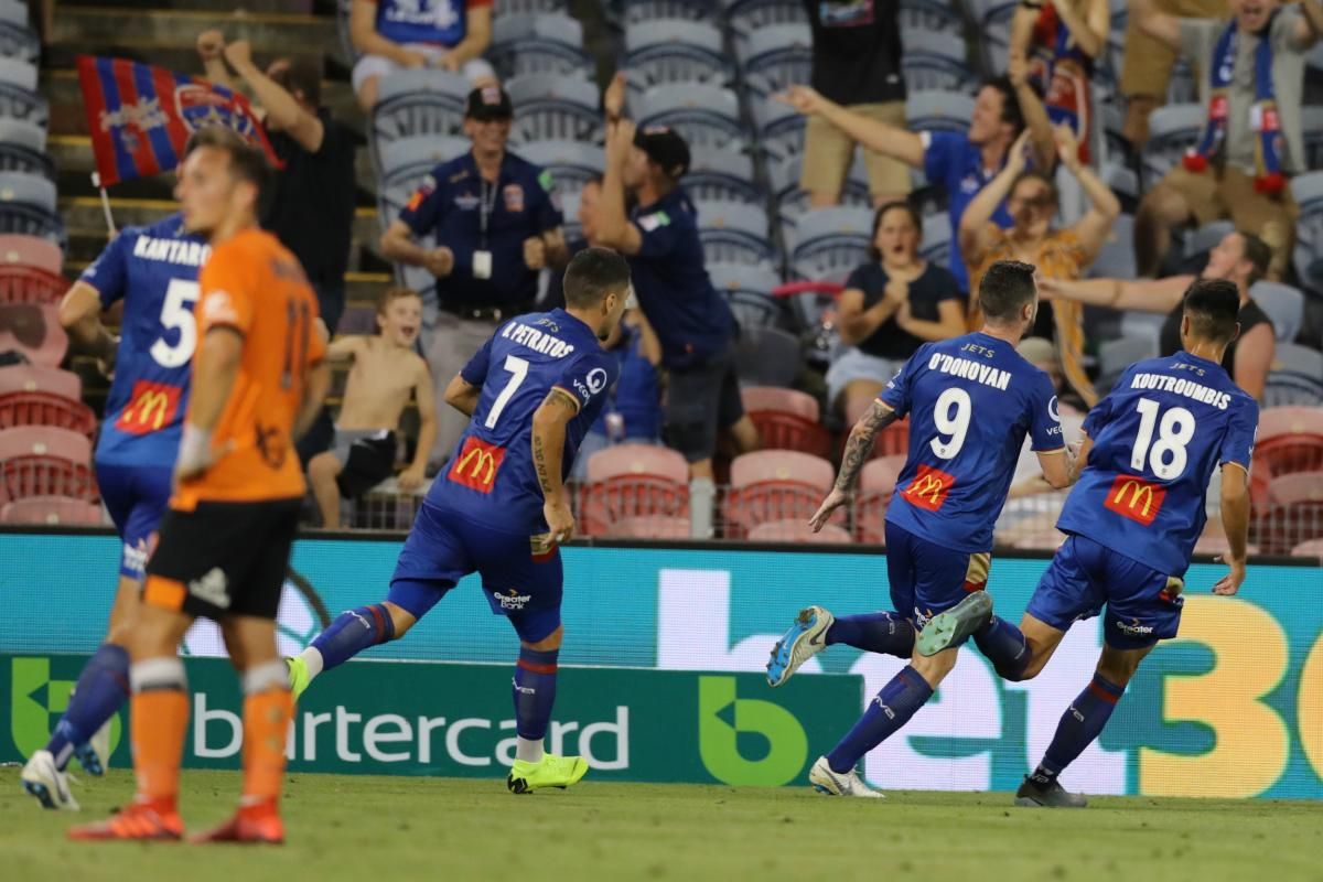 Liga sepak bola Australia (A League) akhirnya menghentikan kompetisi akibat semakin maraknya pandemi corona. Copyright: © newcastlejets.com.au